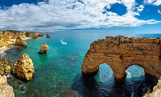 Die Felsen vor dem Praia da Marinha sind ein weltberühmtes Wahrzeichen Portugals. - Shutterstock
