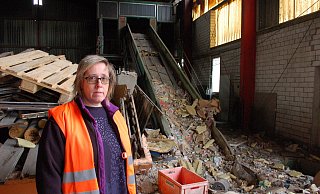 Der Brandort: Geschäftsführerin Alexandra Potthast in der Lagerhalle, die inzwischen wieder genutzt werden kann. - Mathias Brüggemann