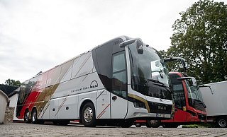Die deutsche Fußball-Nationalmannschaft muss auf den Bus umsteigen. - Sebastian Gollnow/dpa