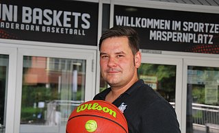 Dominik Meyer, Geschäftsführer der Uni Baskets Paderborn vor dem Sportzentrum Maspernplatz - Sigurd Gringel