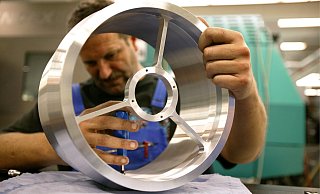 Die Metall- und Elektroindustrie muss Antworten auf die Herausforderungen der Zeit finden. - picture alliance