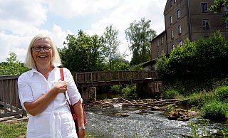 Kirchlengerns Bürgermeister-Kandidatin Ulrike Schwarze an der Brausemühle. - Niklas Krämer