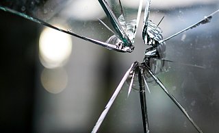 Der Busfahrer wurde verletzt. - Symbolfoto