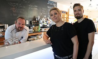 Koch Gilbert Scheid (l.) mit seiner Lebenspartnerin Anke Giffarth und ihrem Sohn Nicolas, die für den Service zuständig sind. - Holger Kosbab
