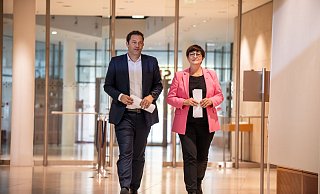 Saskia Esken und Lars Klingbeil, beide SPD Co-Vorsitzende, kommen zu einer Pressekonferenz nach den Gremiensitzungen der SPD Bundesspitze. - Michael Kappeler/dpa