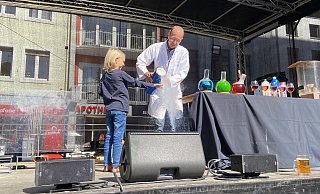 Tom Mot experimentiert mit dem Chemiker Andreas Hoischen. - Dana Johanna Stoll