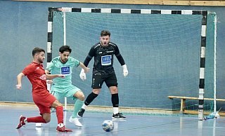 Die kleinen Tore erlebten bei der Stadtmeisterschaft ihre Premiere: In dieser Szene versucht Dogukan Demiray (Türk Sport) gegen die SCBer Arian Keller (Tor) und Kutsal Bekmezci in eine gute Schussposition zu kommen. - Peter Unger