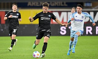 SCP-Akteur Marcel Hoffmeier legt gegen den Schalker Yusuf Kabadayi (r.) den Vorwärtsgang ein. Im Hintergrund ist Florent Muslija zu sehen, mit dem Hoffmeier auf der linken Seite prächtig harmonierte. - Imago Images