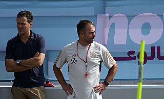 Bundestrainer Hansi Flick (r) bedauert das Aus von Oliver Bierhoff. - Federico Gambarini/dpa