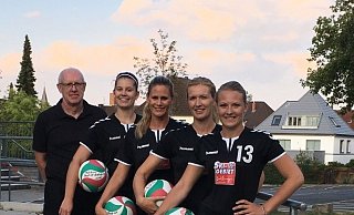 Die Neuzugänge neben Trainer Jörg Borgstädt: Anne Horstmann (v. l.), Angela Schmitz, Melanie Ströer und Maij Roy. - Wolfgang Horstmann