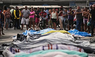 Bewohner der Favela Penha legen Leichen auf der Hauptstraße des Viertels ab. - Silvia Izquierdo/AP/dpa