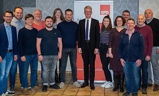 Für die SPD Salzkotten ziehen in den Wahlkampf (v. l.) Vorsitzender Lucas Sprink, Gabor Stein, Philip Kaup, Kurt Lindenblatt, Niklas Wehmeier, Anna-Sophie Meyer, Stefan Gärtner, Spitzenkandidat Michael Sprink, Nele Czaniera, Johanna Lindenblatt, Robert Lohkemper, Ingeborg Osthoff, Bernhard Heber und Horst Neumann. - SPD Salzkotten