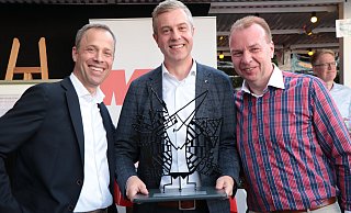 Der neue Pader-Pfau-Preisträger Stefan Evers (Mitte) mit Laudator Mario Czaja (l.) und Ulrich Lange (Kreisvorsitzender der Mittelstandsvereinigung). - Holger Kosbab