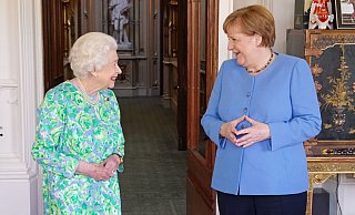 Große Ehre: Queen Elizabeth II. empfängt Angela Merkel auf Schloss Windsor. - Foto: Steve Parsons/PA Wire/dpa