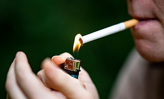 Haste mal Feuer? Der Raucheranteil in Deutschland ist noch immer hoch. - Fabian Sommer/dpa