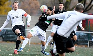 Kampf in der Bezieksliga: VfL Mennighüffen (weiß) gegen den FC Lübbecke. - Jürgen Krüger
