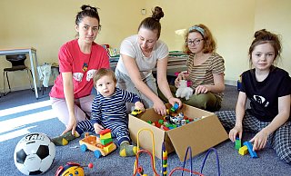 Julia, Matvei, Anastasia, Amina und Sofia (v.l.) sind dankbar für Spielzeug und erste Möbel, die Bielefelder kurzfristig gebracht haben. - Barbara Franke
