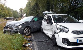 Bei dem Zusammenstoß werden der Audi und der Kia schwer beschädigt. - Polizei Minden-Lübbecke