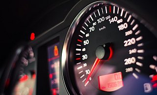 Wegen des Verdachts auf ein verbotenes Fahrzeugrennen ermittelt die Polizei gegen zwei Männer. - Pixabay