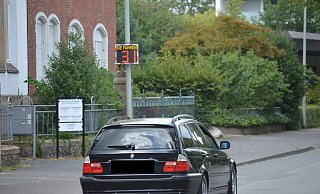 Die Tempoanzeige an der Hohenzollernstraße wird von den meisten Autofahrern ignoriert, beschweren sich Anwohner. - Alexander Lange