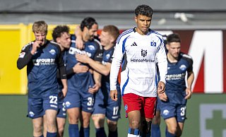 Hamburgs Ransford Königsdörffer ist enttäuscht nach dem Paderborner Tor zum 2:0. Im Hintergrund jubelt Torschütze Adriano Grimaldi (3. v. l.) mit seinen Mannschaftskameraden. - picture alliance/dpa