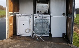 Der Klein-Lkw war mit diversen Elektrogeräten randvoll beladen. - Polizei Minden-Lübbecke