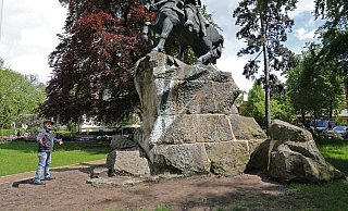 Mathias Polster steht zu Füßen des Denkmals, das bis zur Umgestaltung des Platzes von einem Brunnenrand umfasst war. - Frank-Michael Kiel-Steinkamp