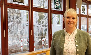 Daniela Gehring hört als Schulleiterin in Löhne auf. Zu ihrer Verabschiedung ist darum in der Mensa ein großes Fensterbild entstanden. Von ihrem Wohnort Detmold, symbolisiert durch das Hermannsdenkmal, über die BBG, die Klassenfahrten nach Wangerooge, bis hin zum Flugzeug nach Guatemala werden dabei ihre Wege nachgezeichnet. - Judith Gladow