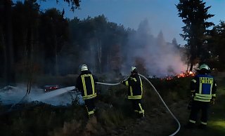 Am frühen Sonntagmorgen löschen Feuerwehrleute die Flammen. - Freiwillige Feuerwehr Marsberg