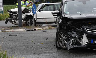 Bei einem Unfall am Sonntagnachmittag auf der Kreuzung Berliner Straße/Osnabrücker Landstraße/ Haller Straße wurden vier Personen verletzt. - Andreas Eickhoff