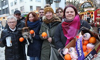 Johanna Biermann, Alexandros Chatzigianidis, Birgit Sieker-Witte mit Hündin Inka, Heinrich Zerr, Andrea Uemann, Thomas Bloch und Annika Petersilie tauschen Orangen gegen klingende Münze. - Eike J. Horstmann