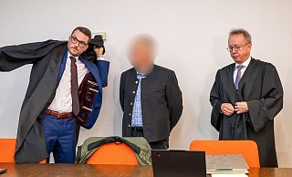 Angeklagt sind vor dem Landgericht München II zwei Bahnmitarbeiter unter anderem wegen fahrlässiger Tötung. - Peter Kneffel/dpa