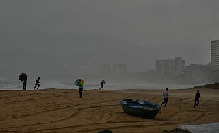 Die Vorläufer eines schweren Zyklons sind schon zu spüren, Zehntausende Menschen bringen sich in Sicherheit. - Mahesh Kumar A./AP/dpa