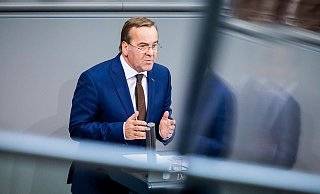 Bundesverteidigungsminister Boris Pistorius (SPD) wirbt im Bundestag für sein Wehrdienstmodell, zeigt sich aber offen für Kompromissvorschläge. - Christoph Soeder/dpa