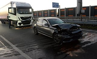 Der Ford Ka einer 22-Jährigen landete in Folge eines Auffahrunfalls in der Mittelleitplanke. - Andreas Eickhoff