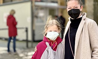 Gerade in der Innenstadt treffen Menschen oft dicht aufeinander. Das ist einer der Gründe, warum das Tragen von Alltagsmasken hier grundsätzlich erst einmal Pflicht bleibt - mit gewissen Ausnahmen. - Stefan Becker