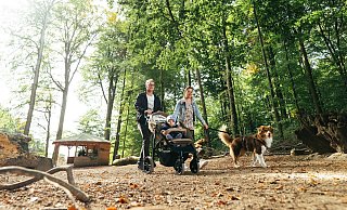 Am Kahlen Berg, wo 2019 Vanessa und Jan Feuertönsborn mit Theo und Familienhund Emma einen gemütlichen Spaziergang im Wald genossen, soll ab 2021 der Walderlebnispfad entlangführen. - DENNIS ANGENENDT