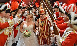 Unter dem Kommando von Ludwig Spieker standen die Männer der 1. Bad Driburger Stadtgarde Spalier, als Prinzessin Stephie II. und Prinz Jürgen II. im Saal empfangen wurden. - Silke Riethmüller