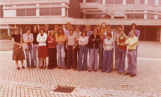 Erster Bürener Realschulabschluss 1975: (v. l.) Lehrerin Marina Wagner (†) mit den Schülerinnen und Schülern, Renate Hillebrand, Rita Händel, Birgit Dittrich, Hans-Jürgen Köchling, Anneliese Füser, Fritz Müller, Marie-Theres Rüther, Hubertus Schulte (†), Rembert Moenikes, Michael Happe, Birgit Sprenger, Karl-Heinz Gottschalk, Klaus Wenke, Wolfgang Carl (†), Karl-Heinrich Werner, Johannes Hemmelgarn, Renate Albracht, Franz-Josef Böhle, Alfons Schmitte, Uli Steinmeier und Reinhard Pape. - Archiv Hans-Jürgen Köchling