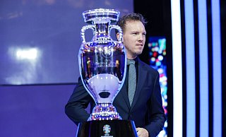 Bundestrainer Julian Nagelsmann mit dem EM-Pokal bei der Gruppenauslosung. - Christian Charisius/dpa