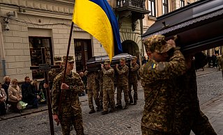 Beerdigungen von toten Soldaten sind in der Ukraine an der Tagesordnung. (Archivbild) - Francisco Seco/AP