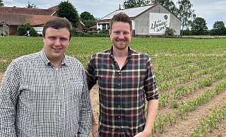 Stefan Schmidt (l.) und Tim Schwengel haben das erste Mais-Labyrinth der Kurstadt in den Acker gemäht. Noch aber sind die Pfänzchen nicht hoch genug. - Nicole Sielermann