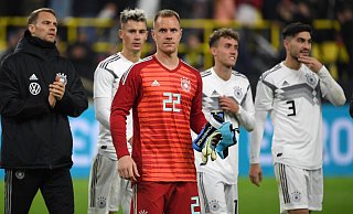 Die Spieler der Mannschaft aus Deutschland um Torwart Torhüter Marc-André ter Stegen (2.v.l.) gehen nach dem Spiel vom Platz und bedanken sich bei den Fans. Links Torhüter Manuel Neuer. - picture alliance/dpa