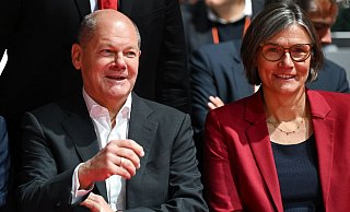 Christiane Benner, neue Erste Vorsitzende der IG Metall, und Bundeskanzler Olaf Scholz (SPD) auf dem Gewerkschaftstag der Industriegewerkschaft in Frankfurt/Main. - Arne Dedert/dpa