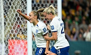 Georgia Stanway (l) schoss England gegen Haiti zum Sieg. - Darren England/AAP/dpa