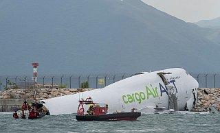 Die Frachtmaschine rutschte über die Landebahn hinaus ins Wasser. - Chan Long Hei/AP/dpa