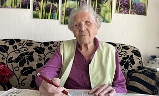 Anders als die meisten ihrer Zeitgenossen braucht Dora Reinert auch heute noch keine Medikamente. Nur beim Lösen der Kreuzworträtsel ist die 104-Jährige auf eine Sehhilfe angewiesen. - Elke Niedringhaus-Haasper