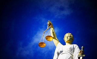 Ein Mann aus Hiddenhausen wird mehrfach straffällig und muss dafür weitere zwei Jahre hinter Gittern bleiben. - Pixabay (Symbolfoto)