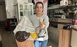 Seit neun Jahren betreibt Teresa Gomes das Eiscafé Fontana in der Herforder Innenstadt. - Anna-Lena Hinder