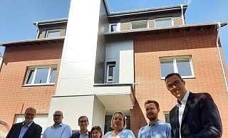 Bezirksverwaltungsstellenleiter Johannes Thonemann (v. l.), Bastian Altmann vom Verein Zukunftswerkstatt Scherfede, Bürgermeister Tobias Scherf, Irina Mook vom Bürgerservice, Zukunftswerkstatt-Vorsitzende Sabine Maas, Frederik Hagemann vom Bauamt und Beigeordneter Andreas Niggemeyer vor dem der neuen Fassade des Verwaltungsstellengebäudes machen den Weg frei. Die neue Aufzuganlage befindet sich neben dem Haupteingang an der Seite zur Straße. - Dieter Scholz
